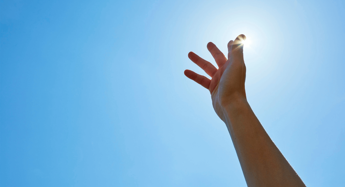 Mano extendida al cielo con el mensaje vuelve a la calma, símbolo de rendición, fe y búsqueda de paz interior y espiritual